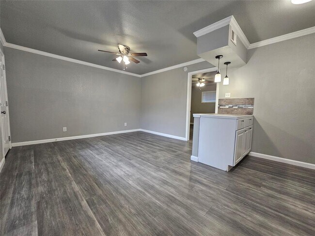 Building Photo - 221 Caylor St