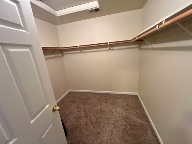 Building Photo - Cul-De-Sac in SE Visalia Neighborhood