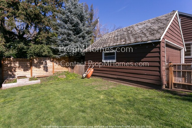 Building Photo - Delightful Two Bedroom Duplex In SE Portland - Fenced Yard!