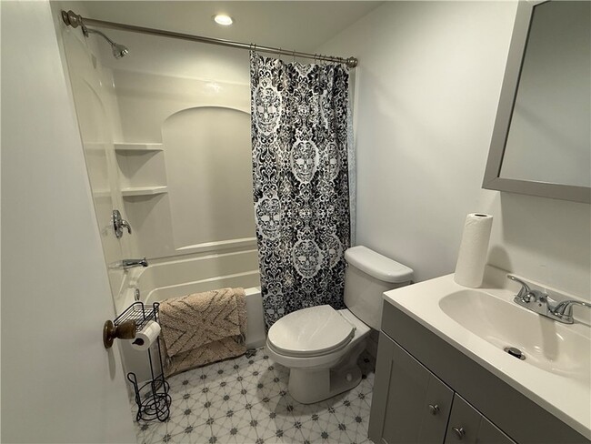 Building Photo - 825 10th Ave