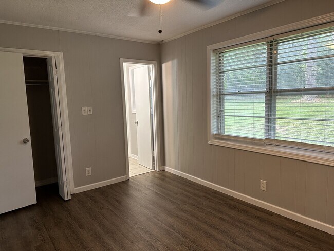 Building Photo - 107 Lake Dr
