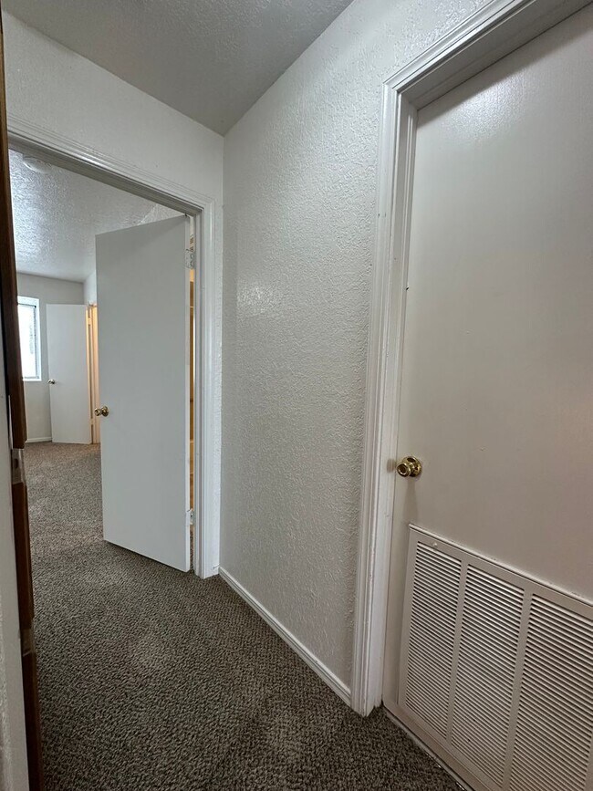 Building Photo - 1311 Eastgate Dr