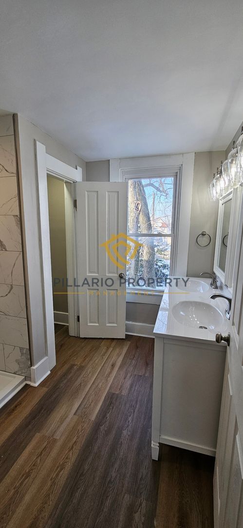 Building Photo - Renovated 3-Bedroom Gem Near Downtown Indy, Available NOW!