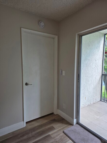 Master bedroom door - 2222 N Cypress Bend Dr
