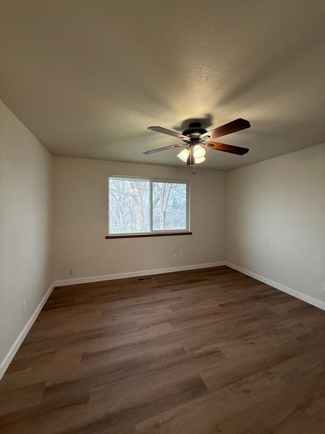 Building Photo - 1206zi-S