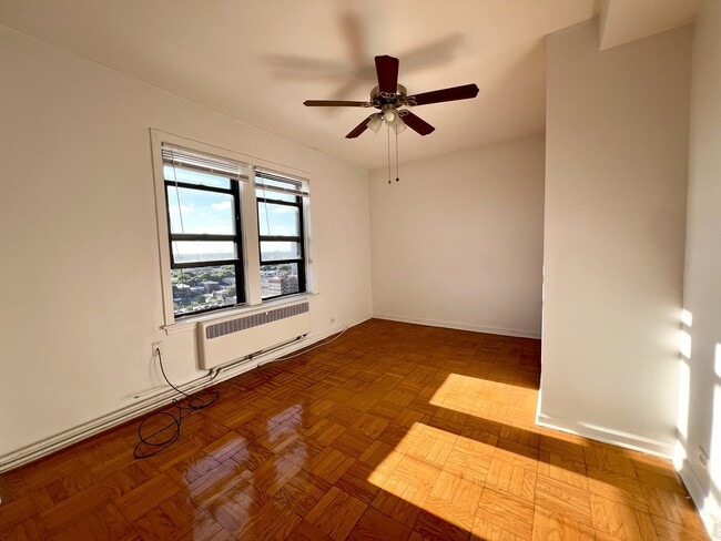 Building Photo - 6230 N Kenmore Ave