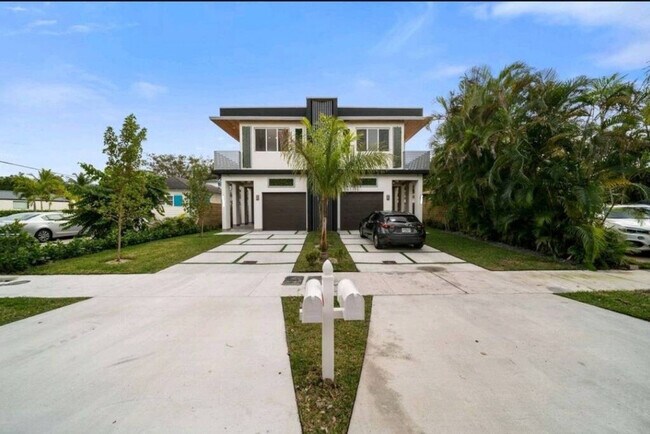 Building Photo - 1514 NE 5th Ct