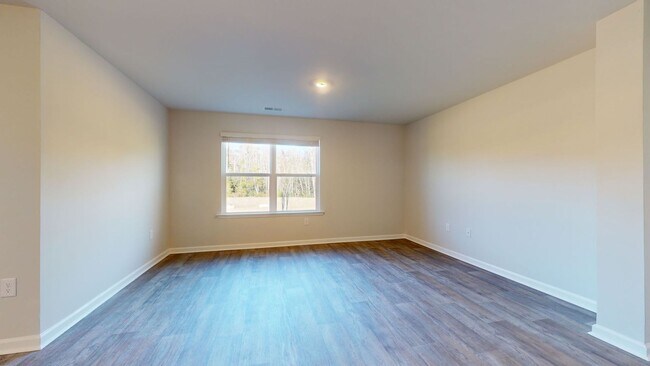 Building Photo - 4 bedroom Home in WATERSIDE!