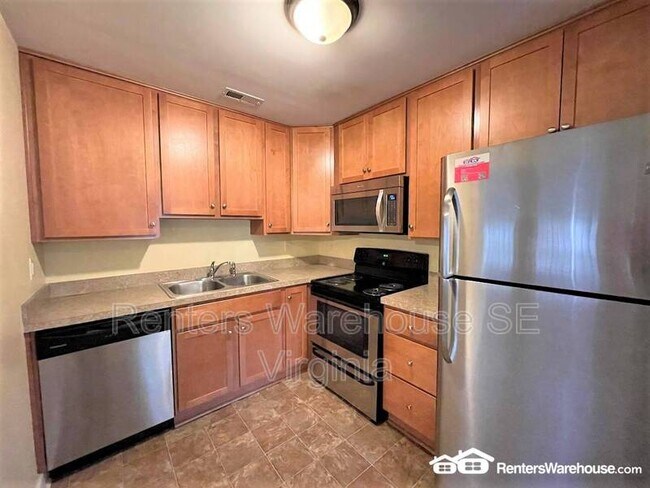 Building Photo - 500 Ashlawn Dr