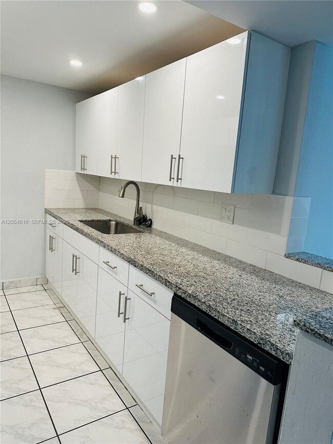 Building Photo - 9354 SW 77th Ave