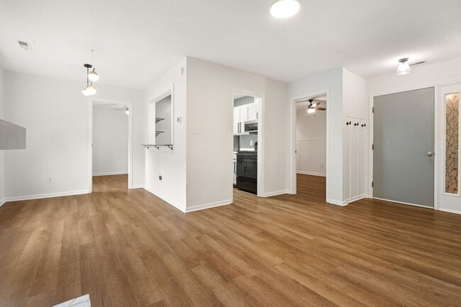 Building Photo - Recently renovated condo near Crabtree!
