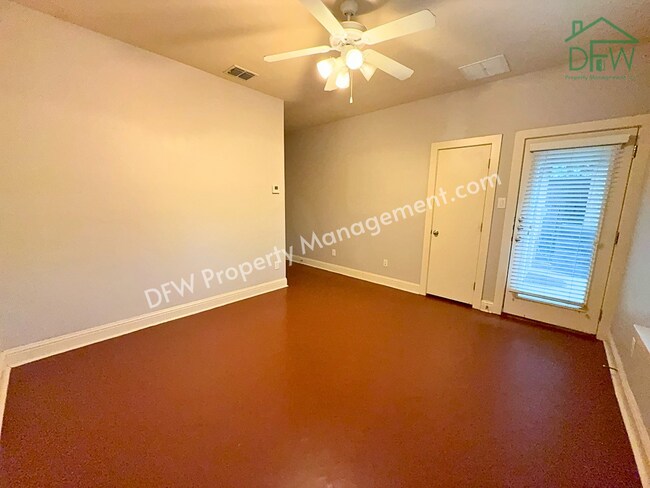 Building Photo - Elegant and Spacious 2-Bedroom Townhome with Rooftop View in Dallas