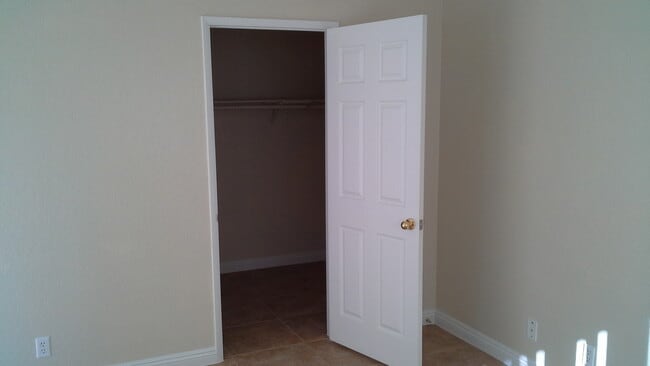 Building Photo - Vizcaya Condo in Gated Community