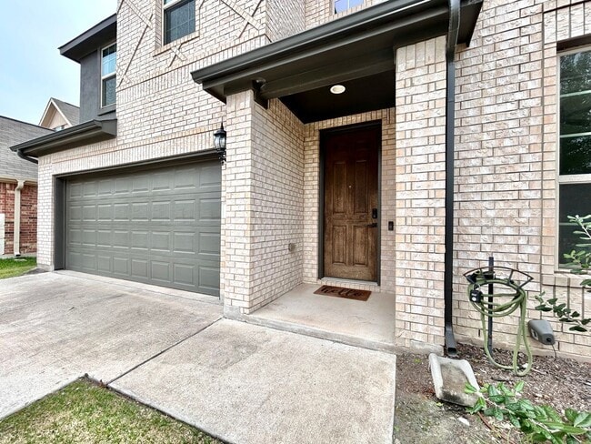 Building Photo - Bright & Beautiful 4 Bed, 3.5 Bath Home with Room for Everyone