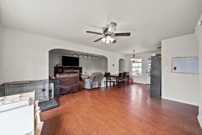 Building Photo - 919 Van Buren Ave