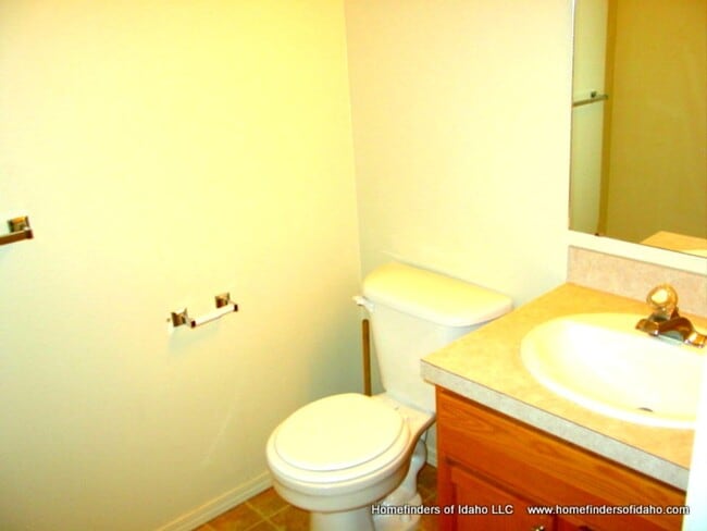 Building Photo - Beautiful 2-Story Row Home! Lawn Maintained!