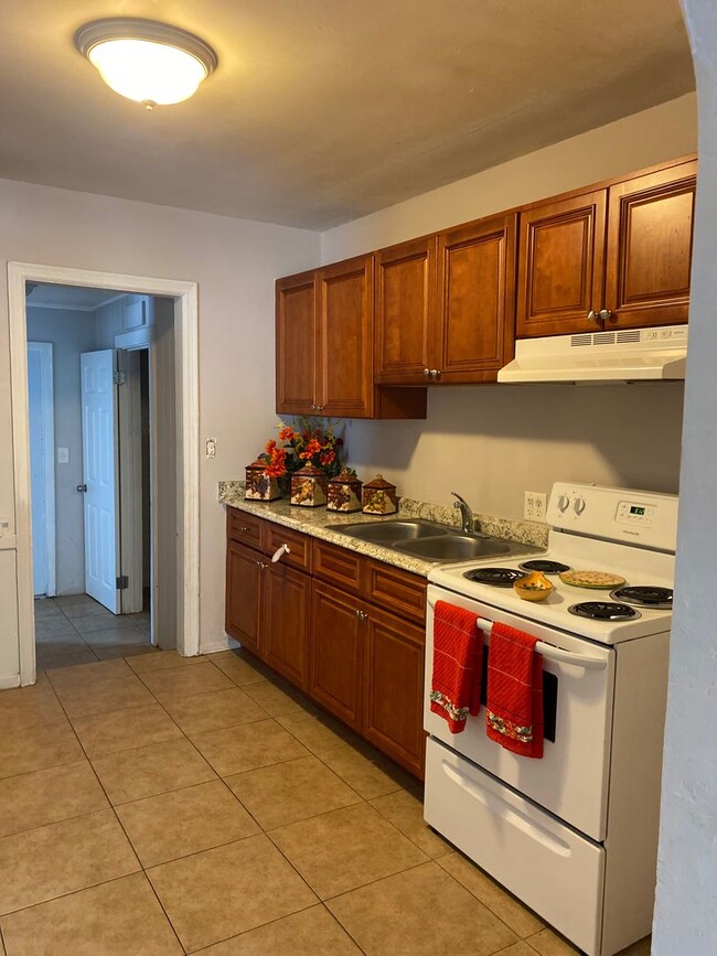 Building Photo - Humble Two Bedroom Duplex Unit