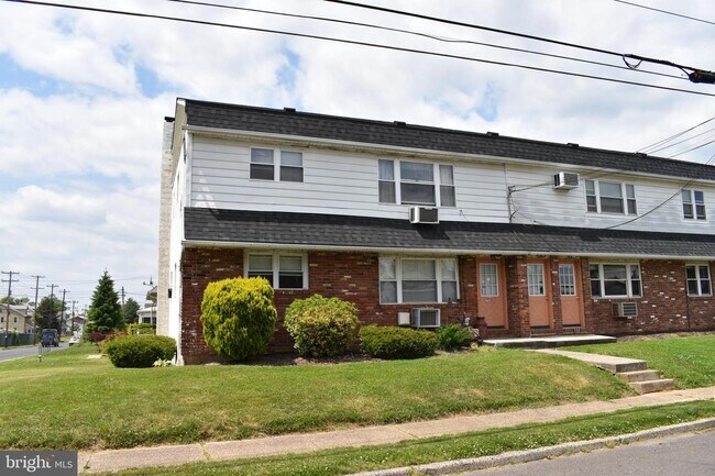 Building Photo - 702 Kenilworth Ave