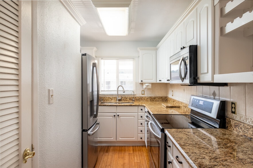 Kitchen - 4550 Overlook Dr NE