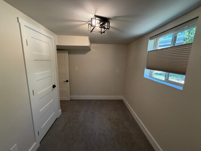Building Photo - 2036 Highland View Cir
