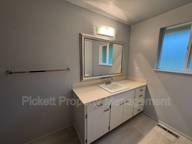 Building Photo - 3100 Armstrong Ln NE