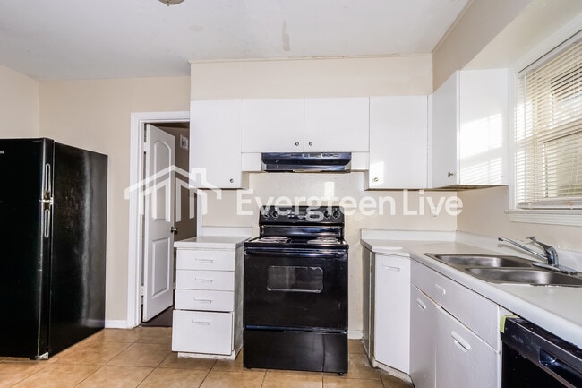 Building Photo - 1633 Puryear Rd