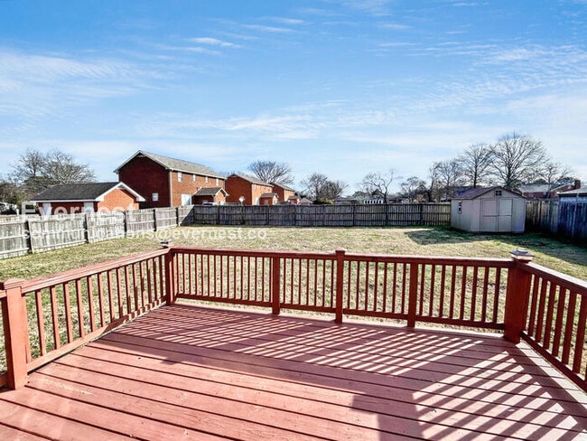 Building Photo - 503 Castleview Dr