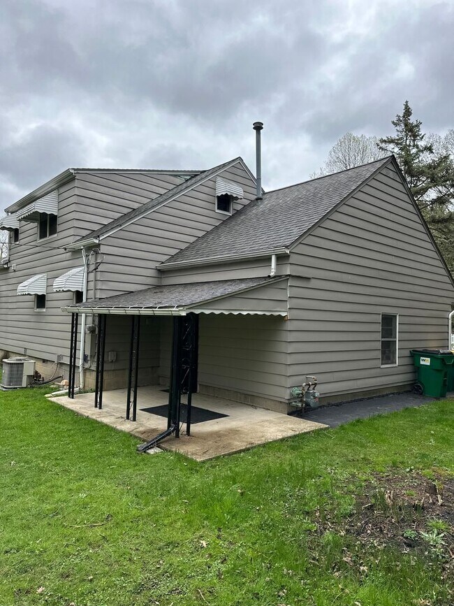 Building Photo - Beautiful house with Mentor charm!