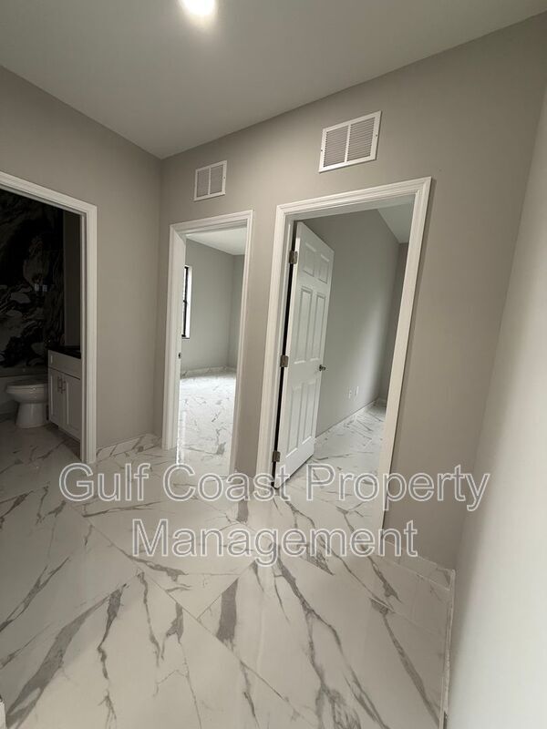 Building Photo - 1726 NE 13th St