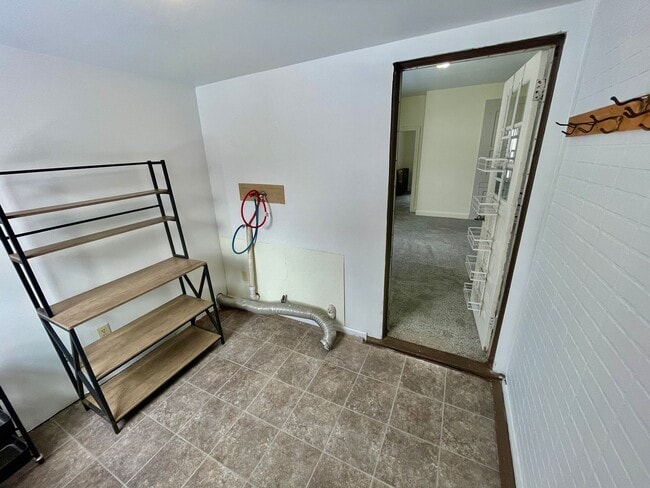 Building Photo - 2 Bed 1 Bath- New Castle PA