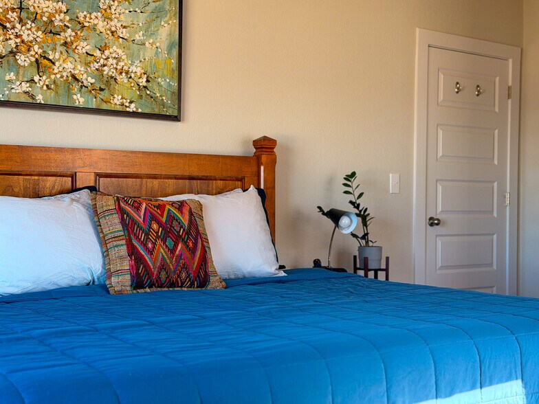 Guest room 1 - 11001 Charger Way