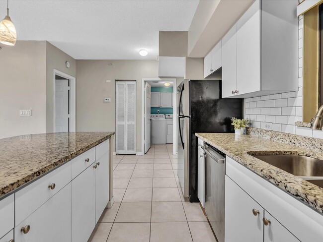 Building Photo - 2105 Lavers Cir