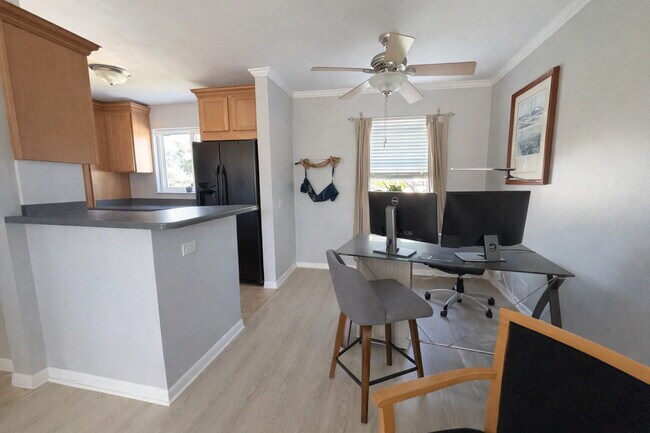 Building Photo - "Charming 1-Bedroom Condo Retreat in Dunedin's Heart - Cozy, Convenient & Inviting!"