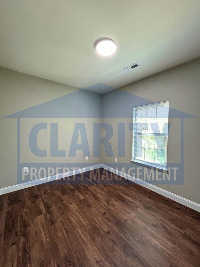 Building Photo - Two bedroom Townhome!
