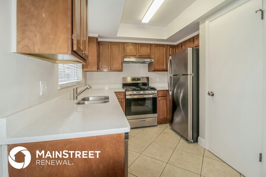 Building Photo - 216 Lochmond Dr