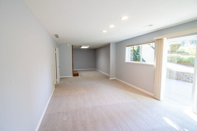 Building Photo - 5Bd/2.5Ba Redmond Home