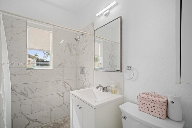 Building Photo - 16101 NE 11th Ave