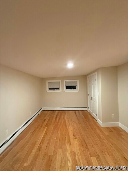 Building Photo - 2 Buckingham St