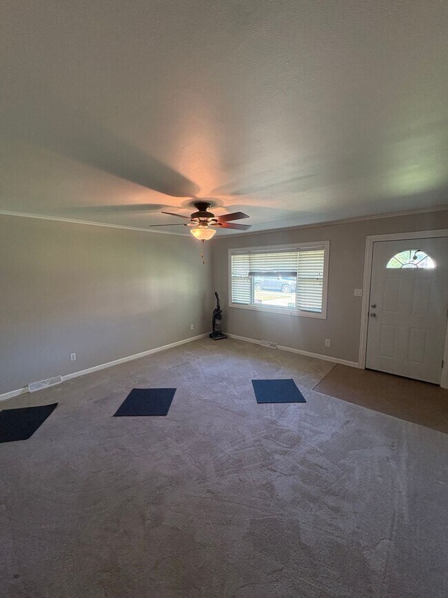 Building Photo - Welcome to this charming 3 bedroom, 2 bathroom home located in Peoria, IL.