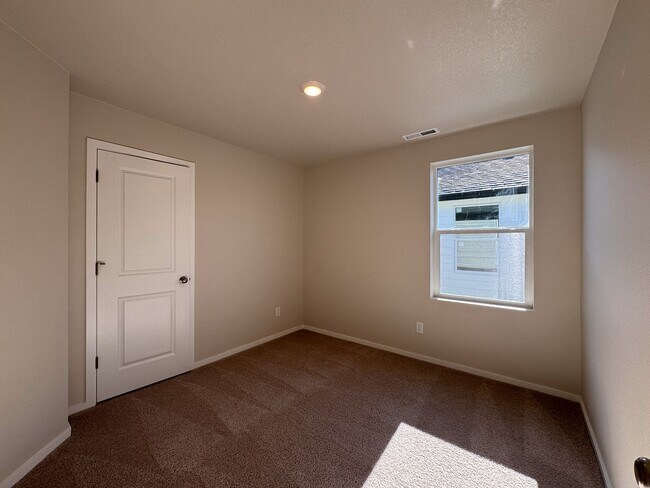 Building Photo - 4 Bedroom, 2 1/2 Bath Home in Marcola Meadows