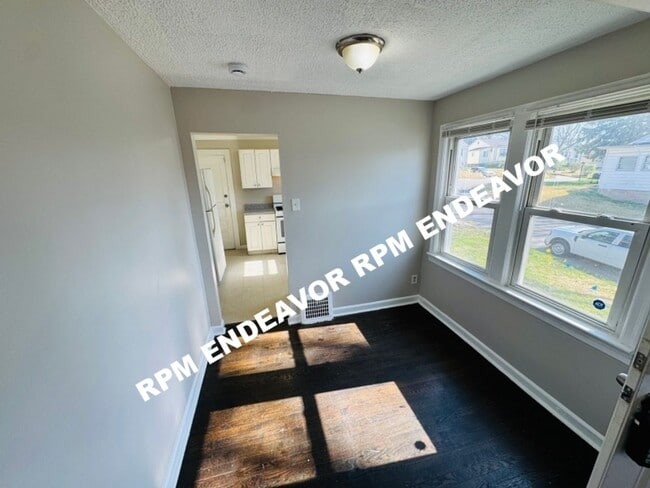 Building Photo - Cozy 2 Bed / 1 Bath