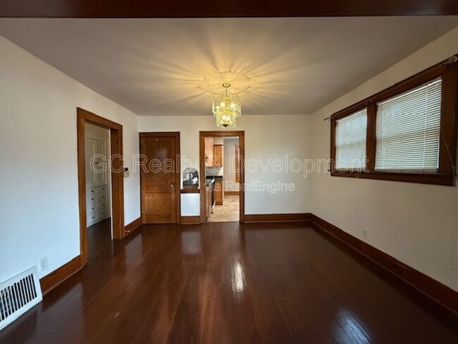 Building Photo - 454 Moseley St