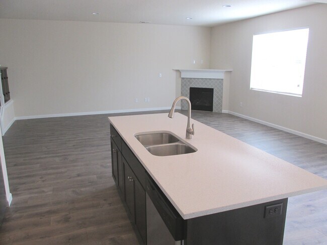 Building Photo - $500 off 1st month! New carpet, hardwoods, quartz counters, 5 Br 2.5 bth  fenced yard, walk to park!
