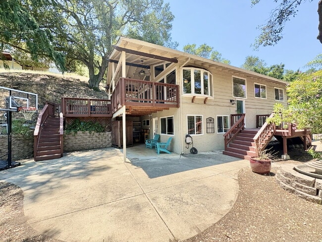 Building Photo - Charming 4-Bed by the Lake in Morgan Hill