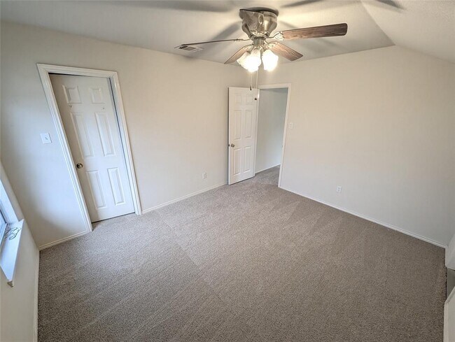 Building Photo - 303 N Carriage Hills Dr