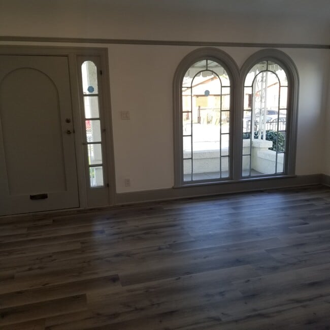 Building Photo - 1032 W 103rd St