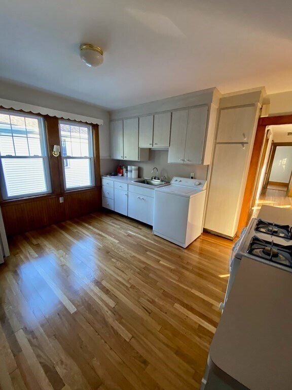 Building Photo - 28 Wordsworth St