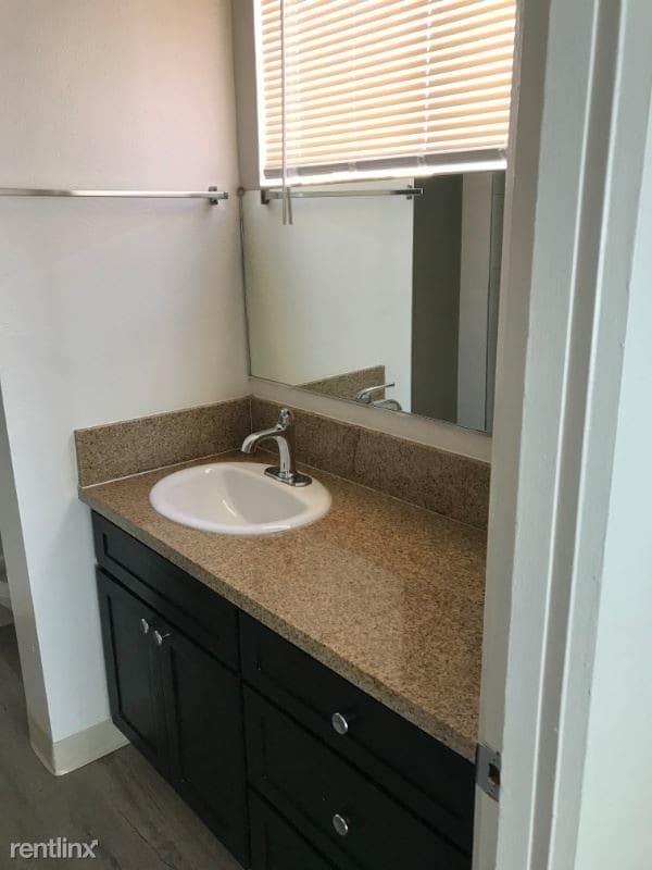 Building Photo - 1 br, 1 bath Apartment - 2187 E 21st St