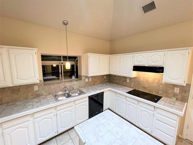 Building Photo - 705 Pine Lakes Dr