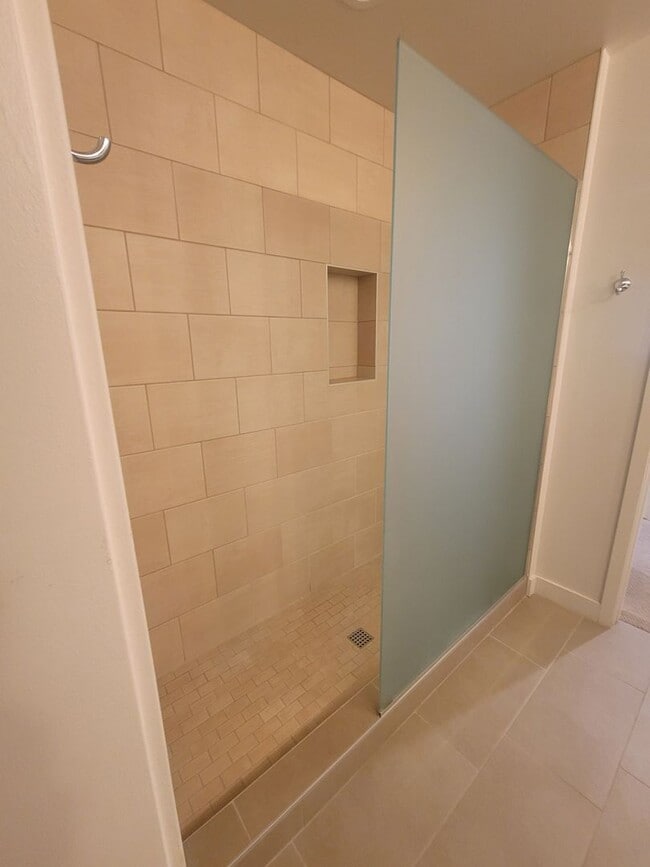 Building Photo - Resort Living in Midtown!!  Pool, Dog walk...